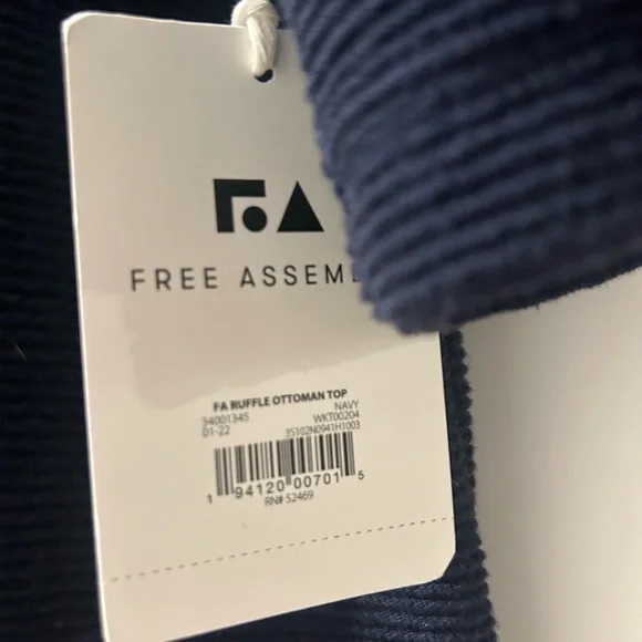 NWT Women’s Navy Free Assembly Ribbed Ottoman Top Size Medium - Picture 4 of 5